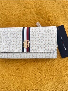Tommy Hilfiger Cream Signature Continental Wallet with Tricolor Stripe. New